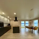 Arctic Fjord House - Fjord View, Sauna, Hot Tub Karlsøy