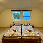 Arctic Fjord House - Fjord View, Sauna, Hot Tub Karlsøy