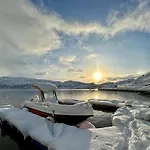 Arctic Fjord House - Fjord View, Sauna, Hot Tub Villa *