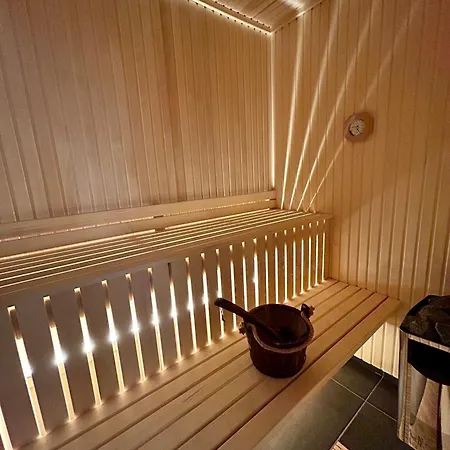 فيلة Arctic Fjord House - Fjord View, Sauna, Hot Tub Karlsøy