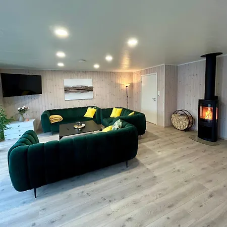 Arctic Fjord House - Fjord View, Sauna, Hot Tub Villa