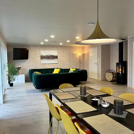 Arctic Fjord House - Fjord View, Sauna, Hot Tub فيلة