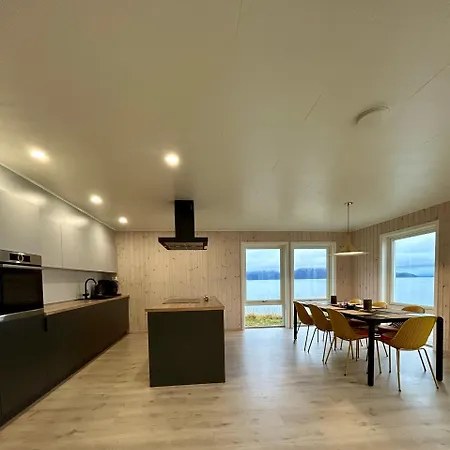 Arctic Fjord House - Fjord View, Sauna, Hot Tub Karlsøy