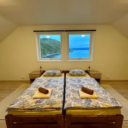 Arctic Fjord House - Fjord View, Sauna, Hot Tub Karlsøy