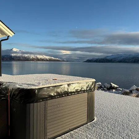 Arctic Fjord House - Fjord View, Sauna, Hot Tub