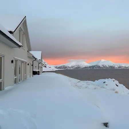Arctic Fjord House - Fjord View, Sauna, Hot Tub Karlsøy