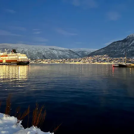 Arctic Fjord House - Fjord View, Sauna, Hot Tub * Karlsøy