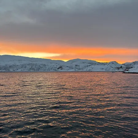 Arctic Fjord House - Fjord View, Sauna, Hot Tub