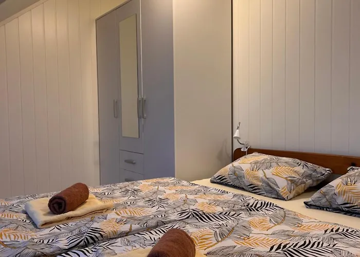 Arctic Fjord House - Fjord View, Sauna, Hot Tub Karlsøy