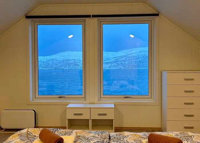 Arctic Fjord House - Fjord View, Sauna, Hot Tub Villa