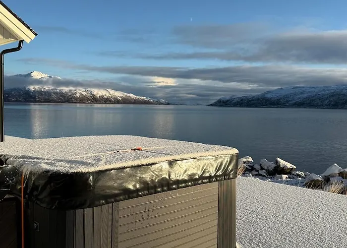 Arctic Fjord House - Fjord View, Sauna, Hot Tub