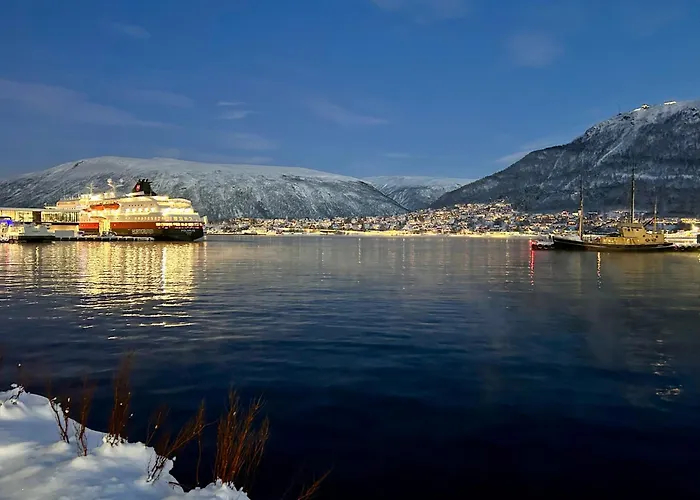 Arctic Fjord House - Fjord View, Sauna, Hot Tub * Karlsøy