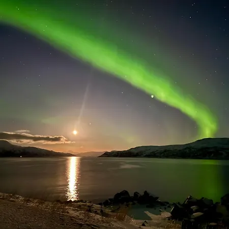 Arctic Fjord House - Fjord View, Sauna, Hot Tub Karlsøy