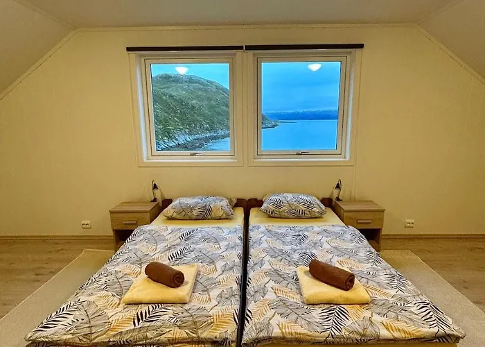 Arctic Fjord House - Fjord View, Sauna, Hot Tub Karlsøy