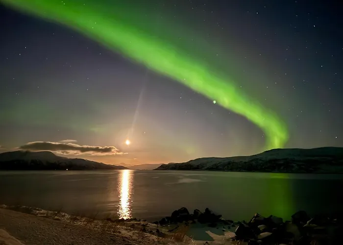 Arctic Fjord House - Fjord View, Sauna, Hot Tub Karlsøy